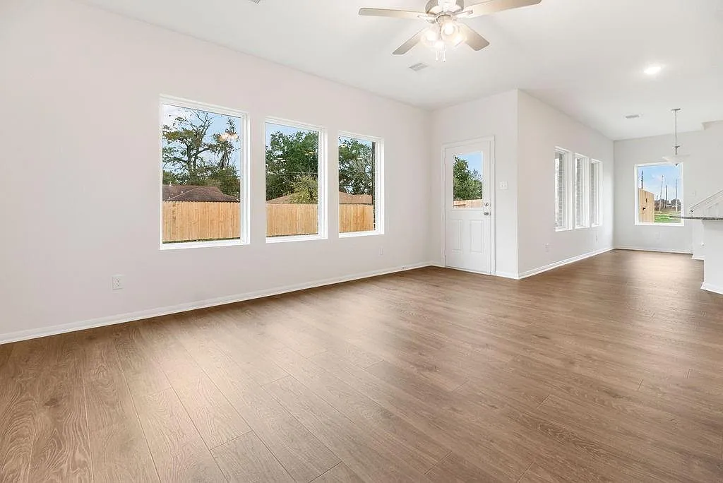 5 bed, 3.5 bath, 2560 sqft, $2,799 — Photo 4