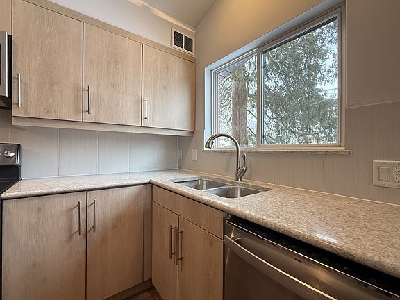 4th image of 1800 Greenview Dr APT 1