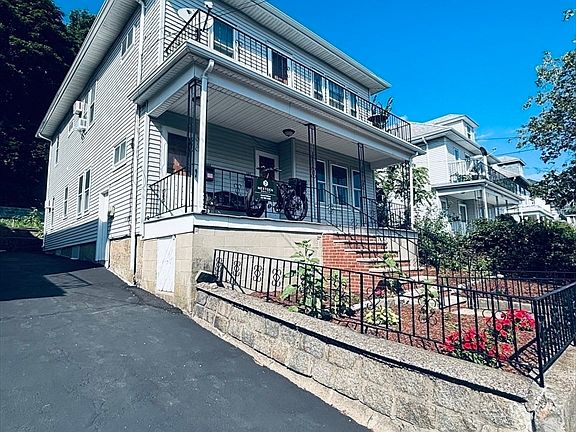 3rd image of 207 Gladstone St