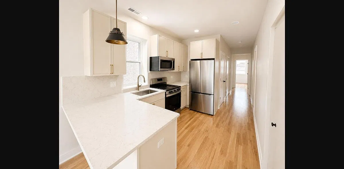 3136 N Ridgeway Ave — Photo 2