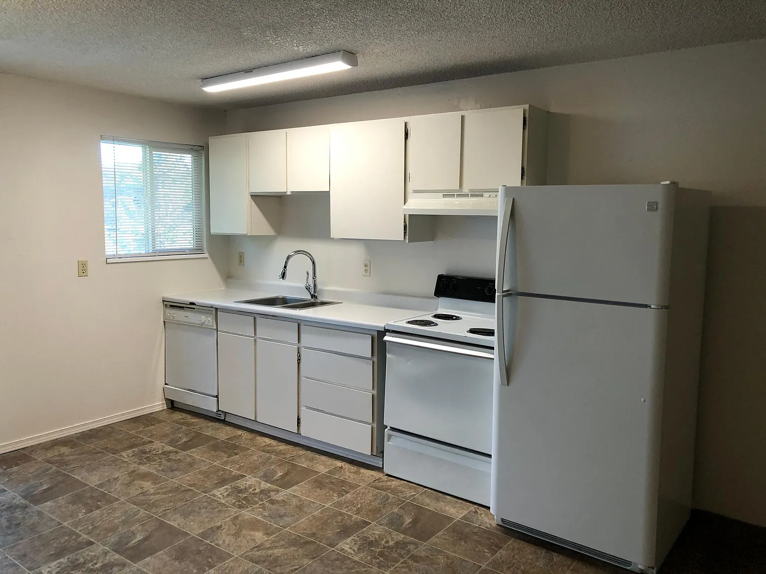 3 bed, 1.5 bath, 1050 sqft, $1,000 — Photo 4