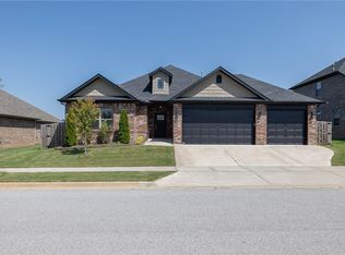 574 N Drewrys Bluff Dr, Fayetteville, AR 72704