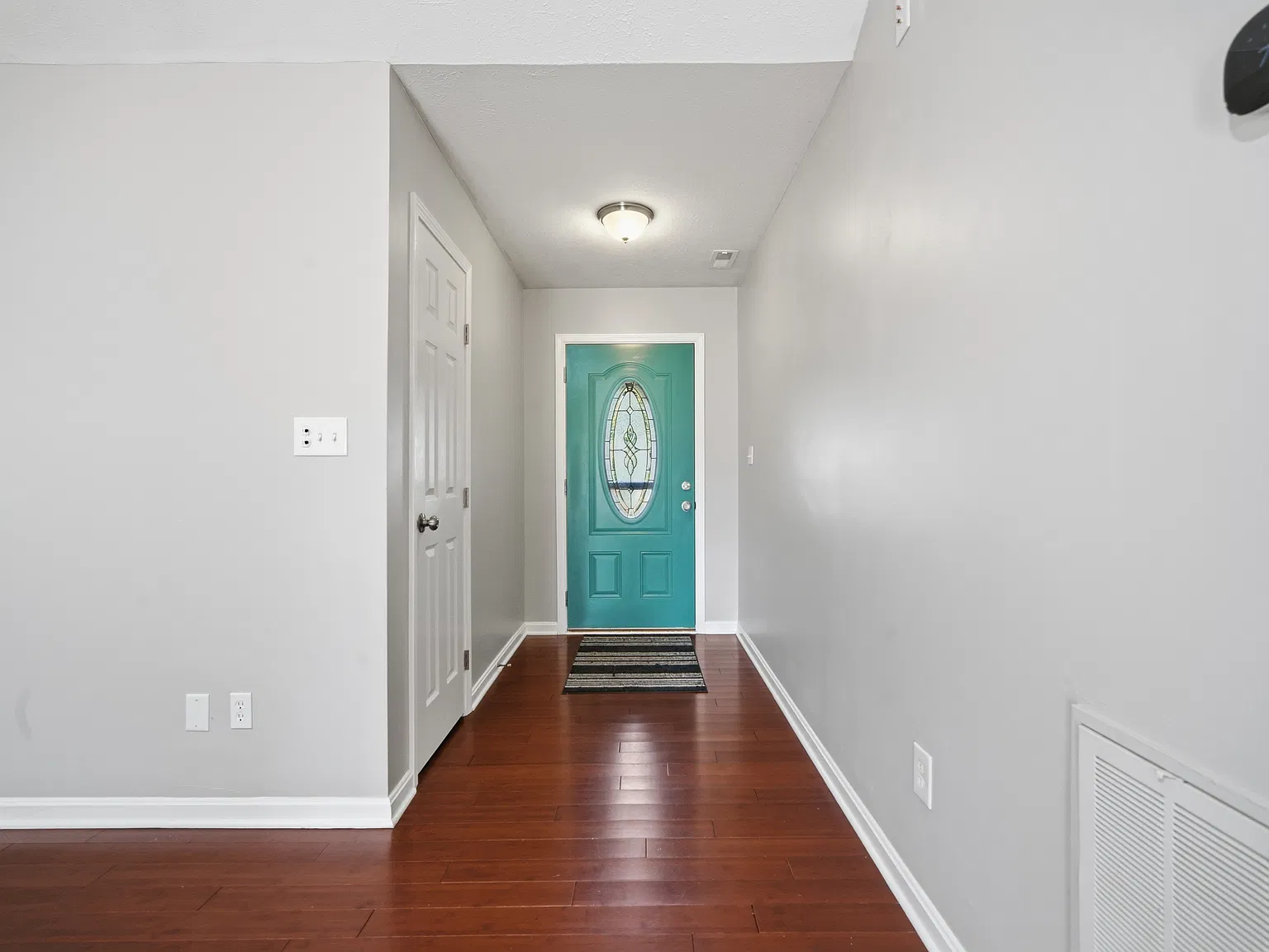 3 bed, 1242 sqft, $2,300 — Photo 4