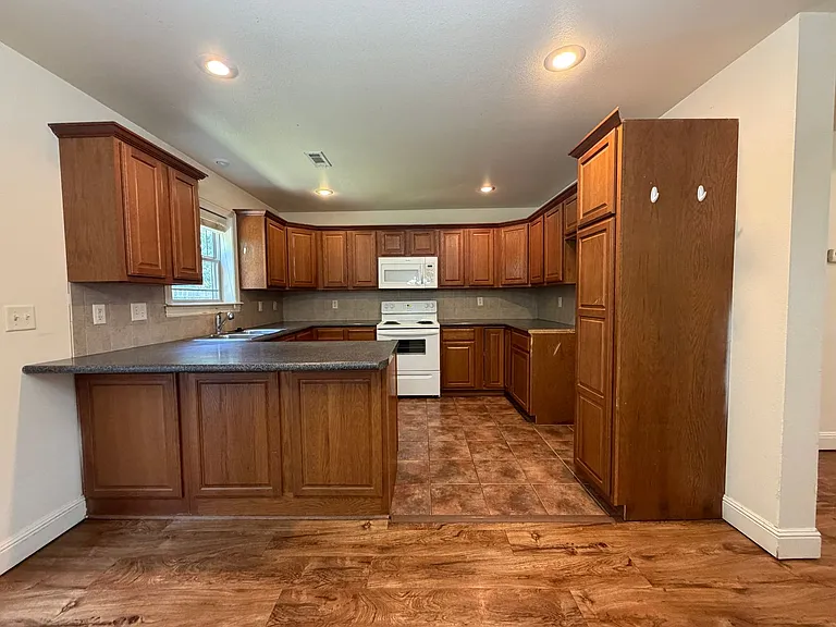 810 Baker St NW — Photo 13