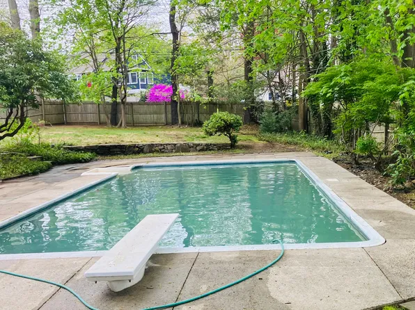 1 Clover Hill Dr, Stamford, CT 06902