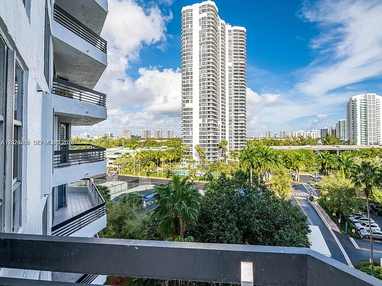 3600 Mystic Pointe Dr #808 — Photo 5