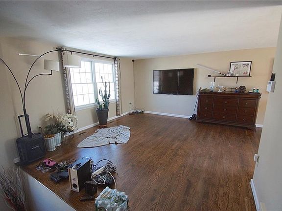 2nd image of 2282 Mercer St