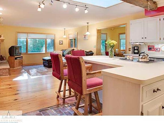 3rd image of 305 E Bessemaur Dr