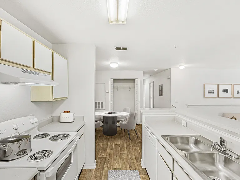 West Pointe Villas Apartment Homes — Photo 9