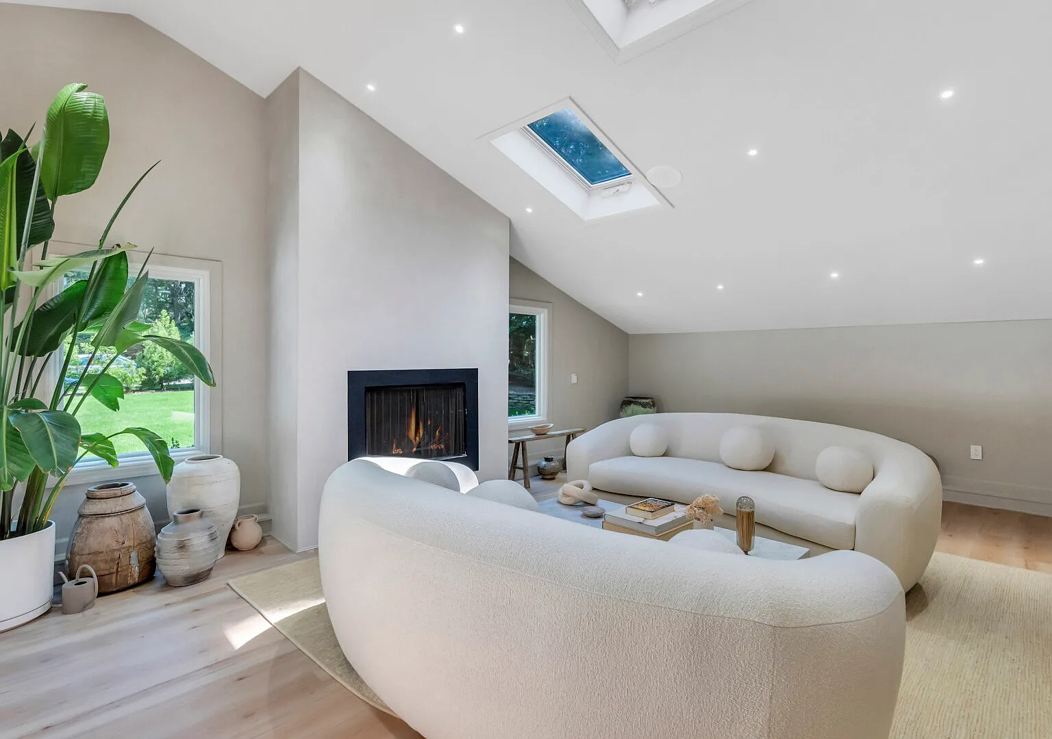 Recently Renovated Southampton Home, Modern Design — Photo 2