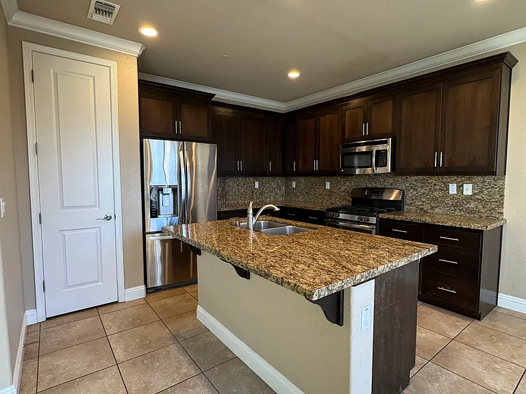 553 Addison Ct — Photo 6