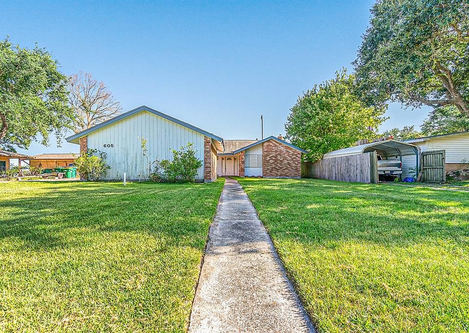 Cute 3 bedroom 2 bath home with great view of Galveston bay.