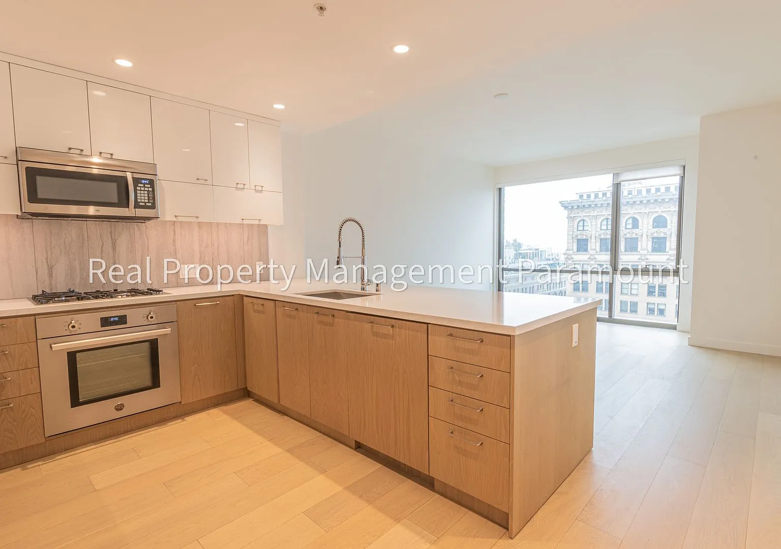 400 S Broadway Ave — Photo 2