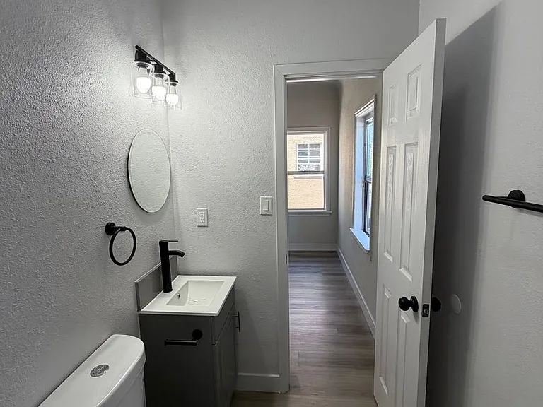 1044 W 42nd Pl — Photo 11