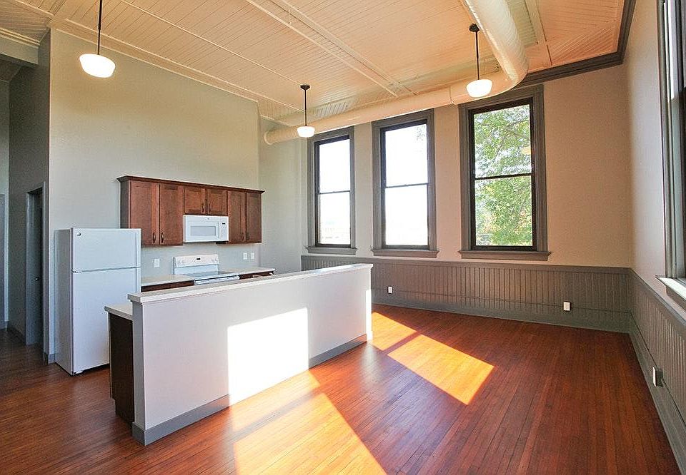 2nd image of 600 S 4th St APT 3