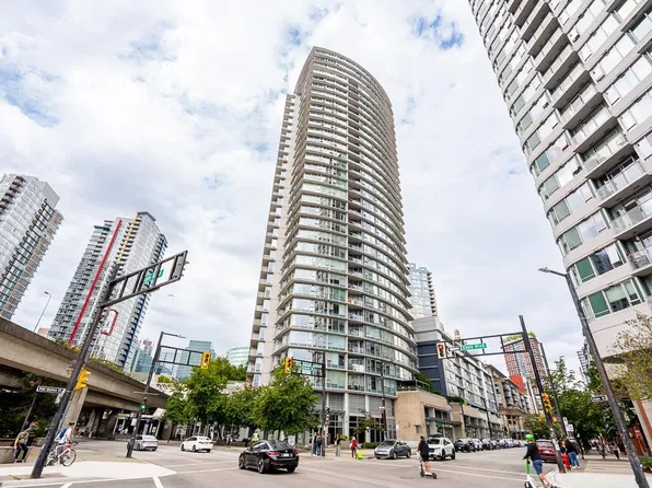 689 Abbott St #1203, Vancouver, BC V6B 0J2