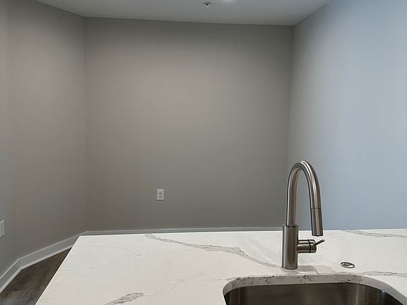 3rd image of 114 York Rd #101