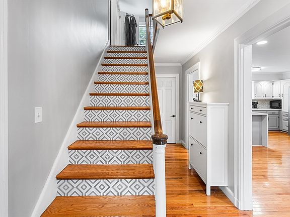 4th image of 165 Storrs Ave