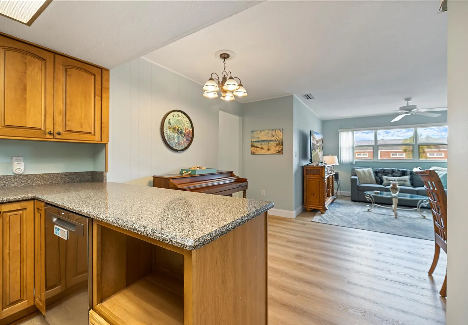 3 bed, 1069 sqft, $2,100 — Photo 3