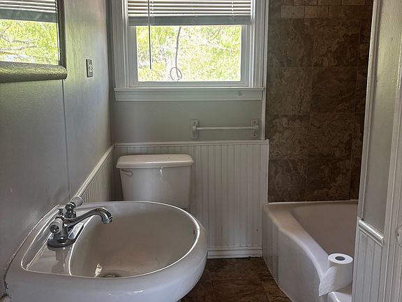 5th image of 2328 Marion Rd
