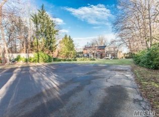 12 Broadoak Ln, Dix Hills, NY 11746