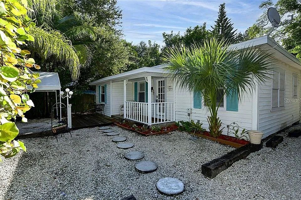 1st image of 648 Calle De Peru