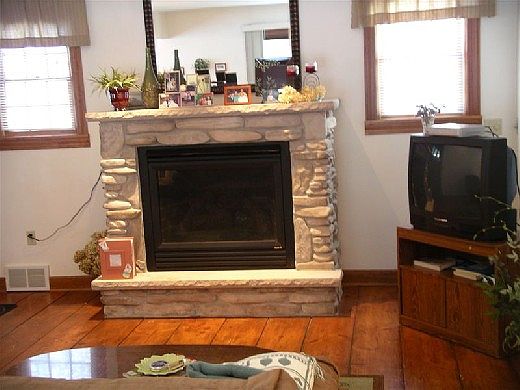 2nd image of 822 N Duluth Pl