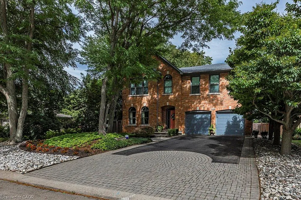 223 Briar Hill Cres photo 1