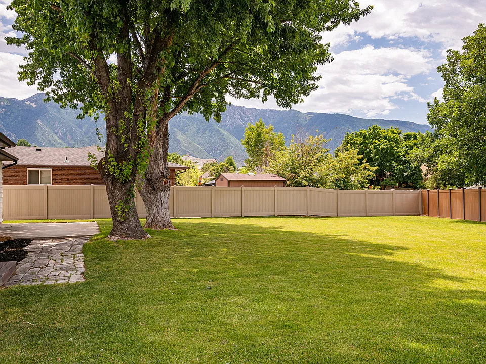 1774 E Faunsdale Dr
