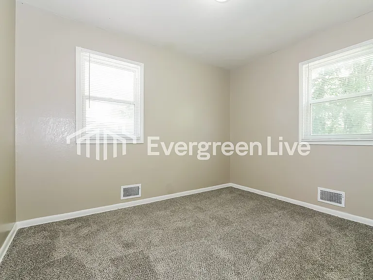 1124 E 84th Ter — Photo 10