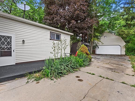 2nd image of 419 Hayes AVENUE