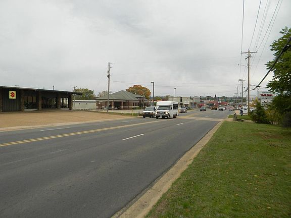 4th image of 129 E Parkway Dr