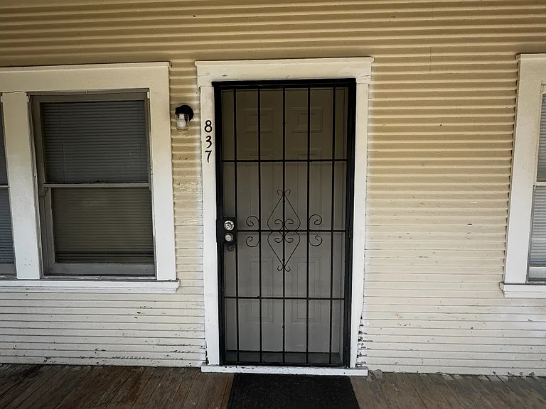 837 N Madison St — Photo 2