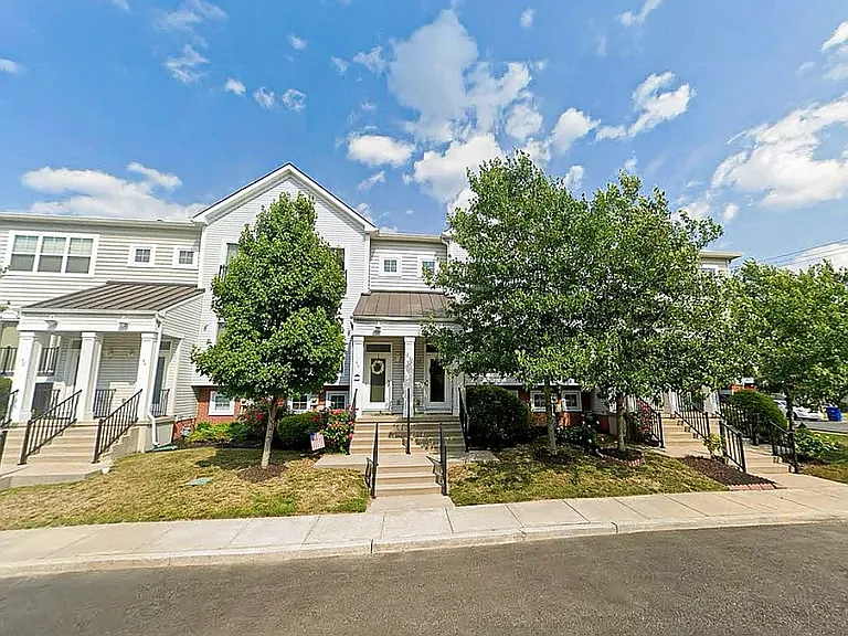 3 bed, 1256 sqft, $2,800 — Photo 1
