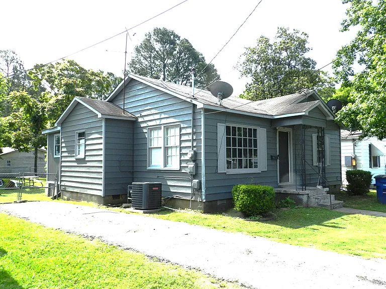 714 Gardenia Ave — Photo 1