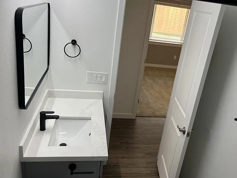 Sunset East Apartments — Photo 35