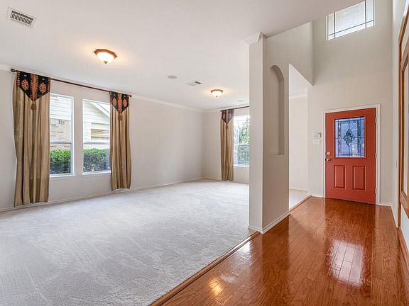 4th image of 18716 Royal Pointe Dr