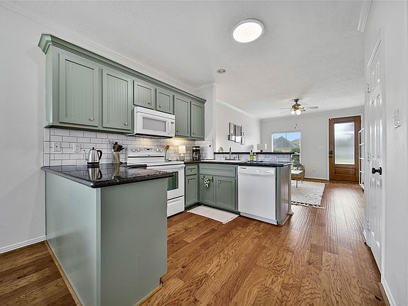 3rd image of 12718 Pine Woods St