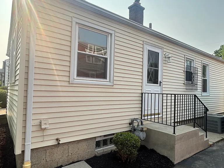 467 E Jeffrey Pl — Photo 3