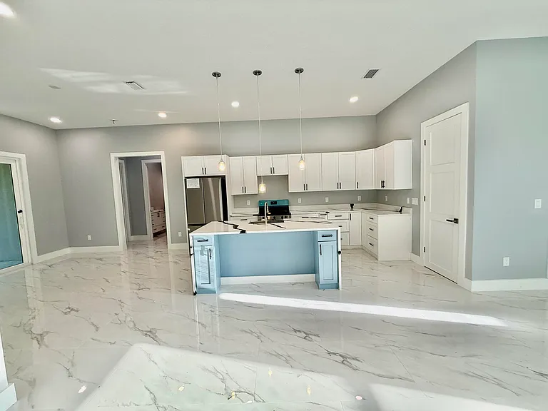 660 NE Moss Rose Pl — Photo 5