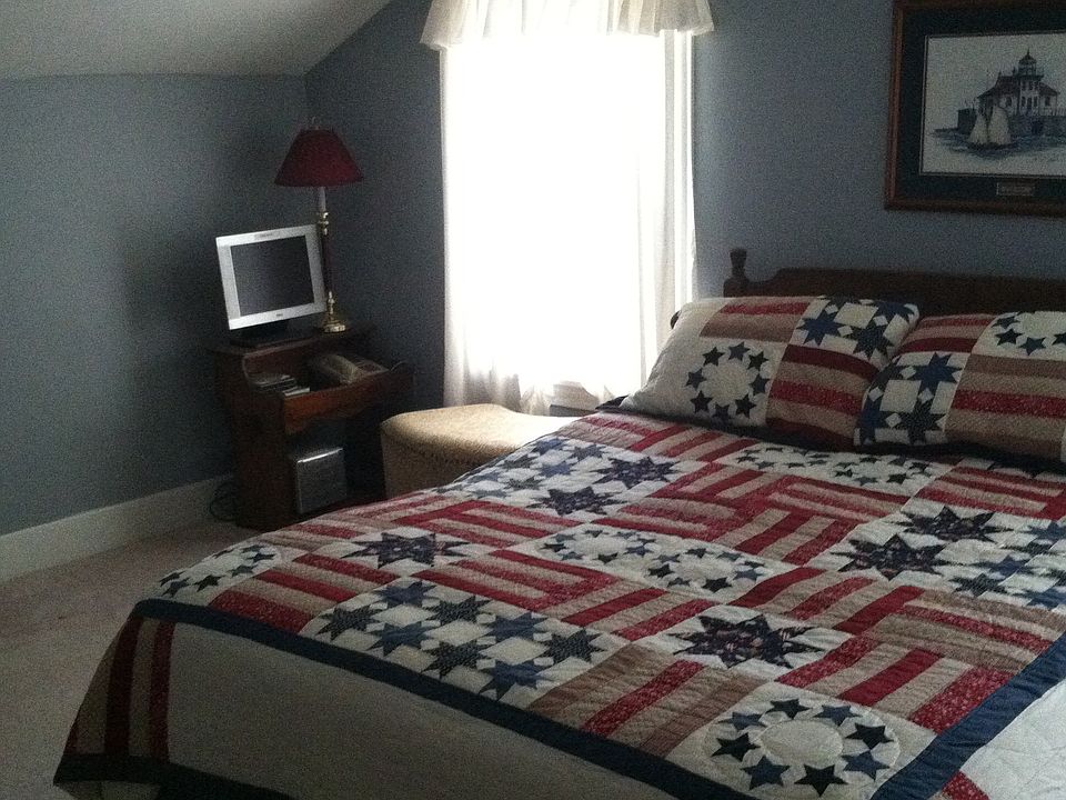 Large bedroom w/ big closet