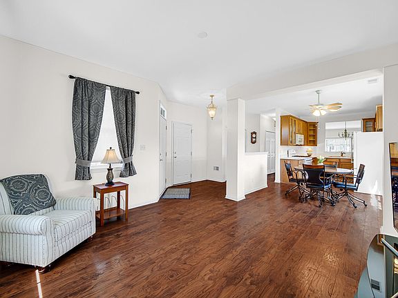 5th image of 1307 Marigold Pl