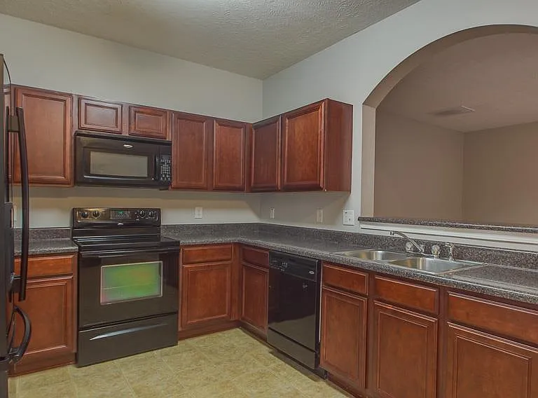 1058 Ashmore Dr — Photo 4