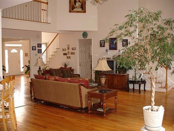 Beautiful open floorplan w/hardwood floors.