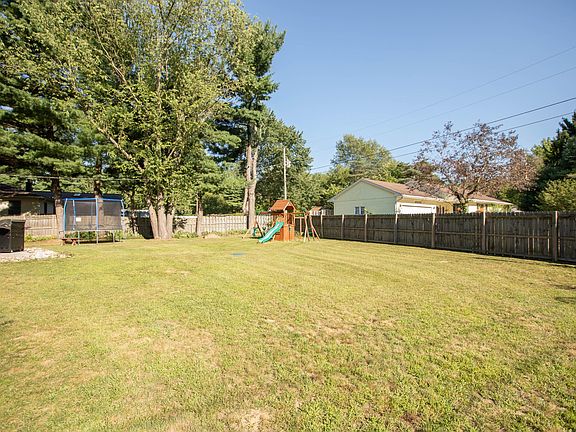 3rd image of 22225 Salisbury Dr