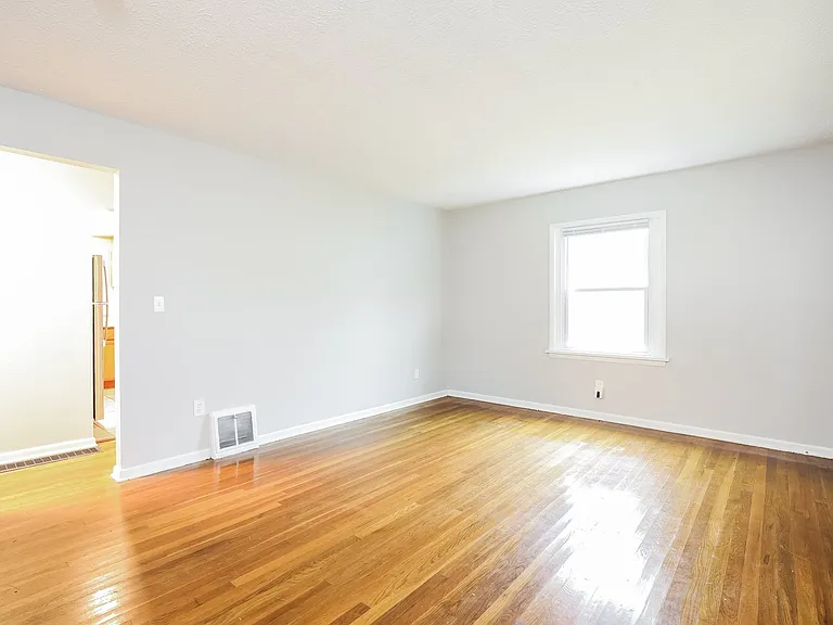 1047462_019_living_room_12888669.jpg