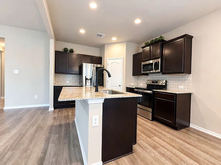2210 Hayes St — Photo 18