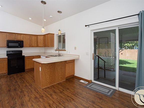 5th image of 3733 Banff Ave