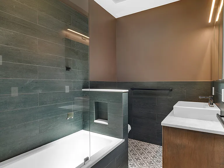 323 W 21st St #3 — Photo 6