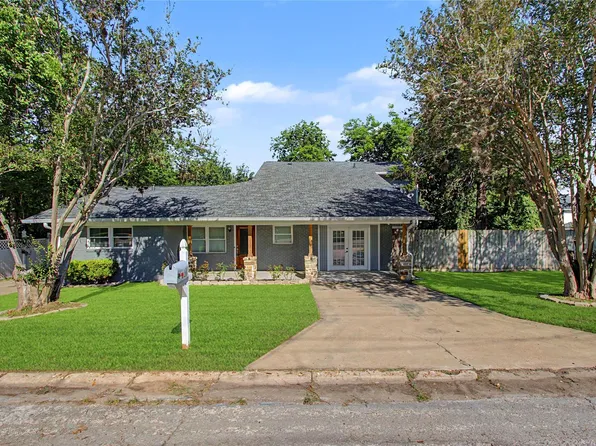 241 S Masonic St, Bellville, TX 77418